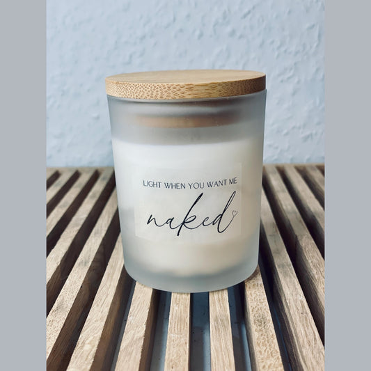 Handgemachte Sojawachs Kerze im Glas mit aholzdeckel und Aufschrift "Light when you want me naked" Kerze Das Glückswerk