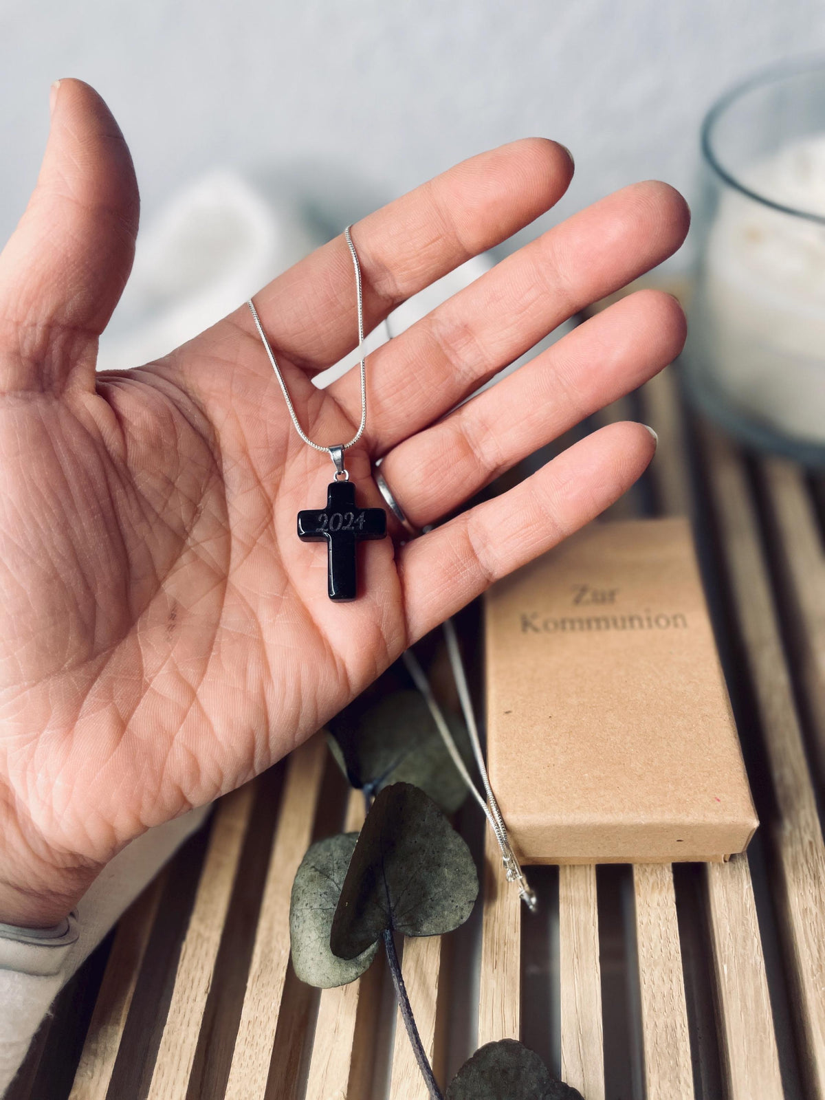 Kreuz Halskette schwarz mit Gravur, personalisiertes Schmuckgeschenk, Kommunion Taufe, DasGlueckswerk, Geburt & Baby, Charm Necklaces, obsidian