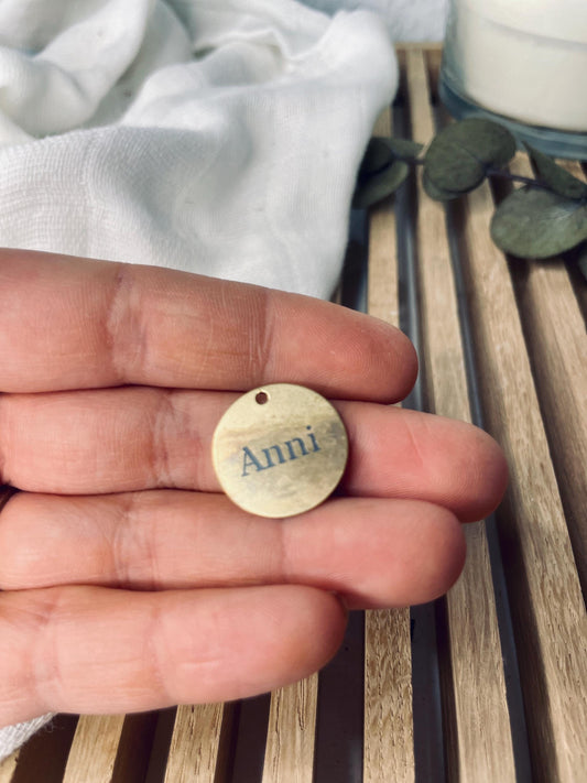 Runder goldfarbener Charm für ein Bettelarmband mit Wunschgravur