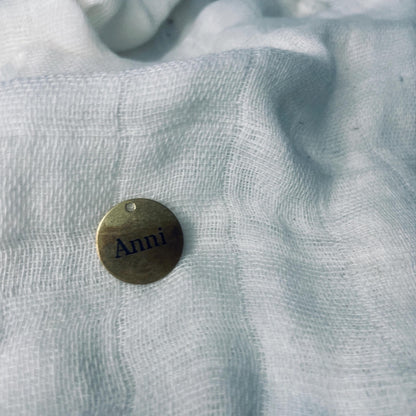 Runder goldfarbener Charm für ein Bettelarmband mit Wunschgravur Schmuck Das Glückswerk