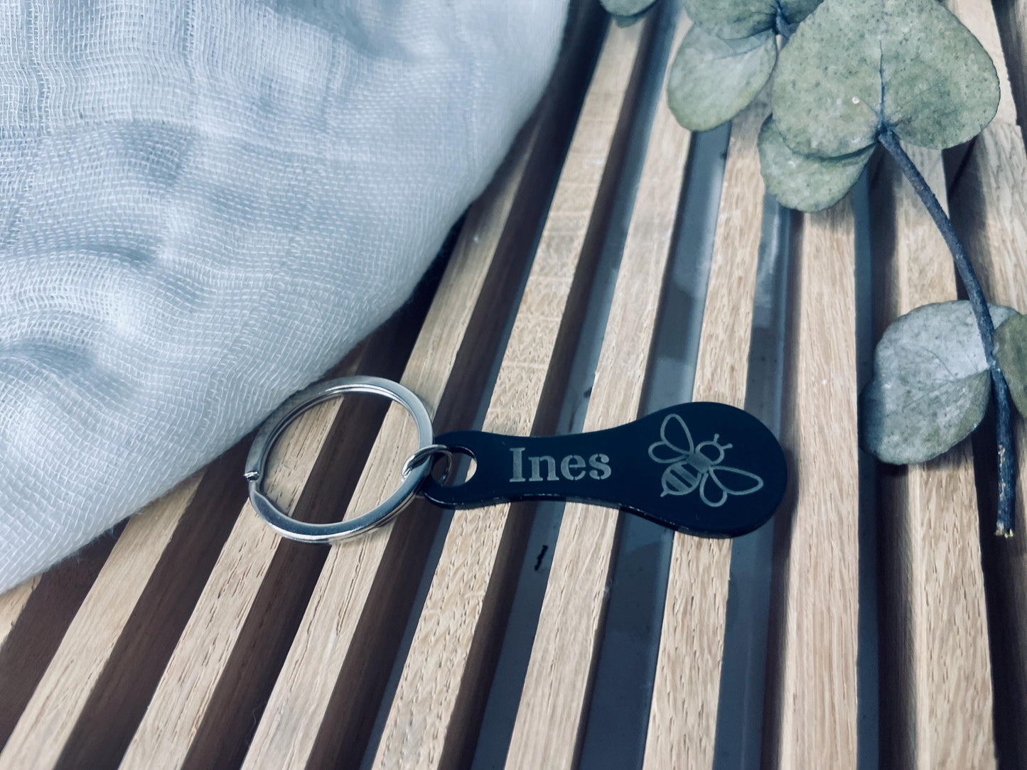 Personalisierter Einkaufswagenlöser als  Schlüsselanhänger  aus schwarz eloxiertem Metall mit Wunschgravur