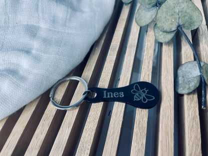 Personalisierter Einkaufswagenlöser als  Schlüsselanhänger  aus schwarz eloxiertem Metall mit Wunschgravur