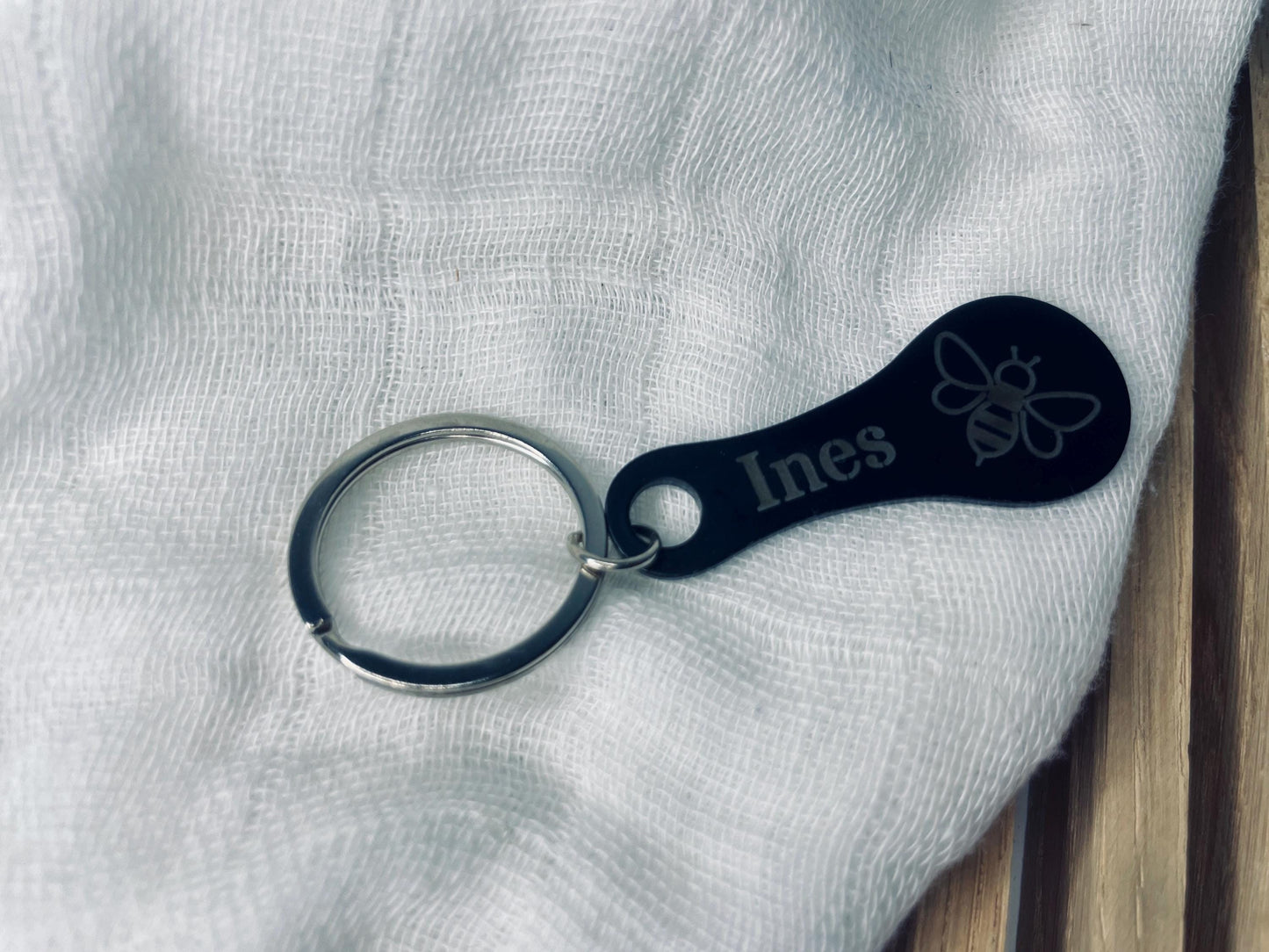 Personalisierter Einkaufswagenlöser als  Schlüsselanhänger  aus schwarz eloxiertem Metall mit Wunschgravur