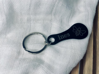Personalisierter Einkaufswagenlöser als  Schlüsselanhänger  aus schwarz eloxiertem Metall mit Wunschgravur
