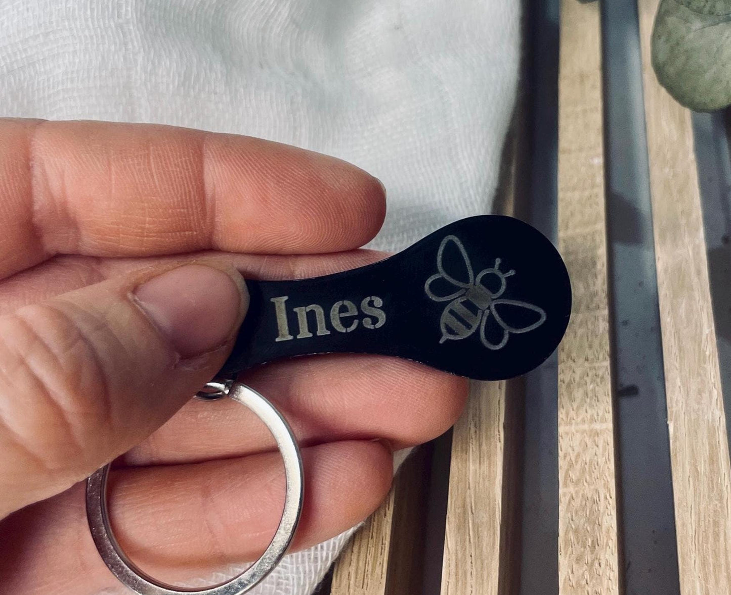 Personalisierter Einkaufswagenlöser als  Schlüsselanhänger  aus schwarz eloxiertem Metall mit Wunschgravur
