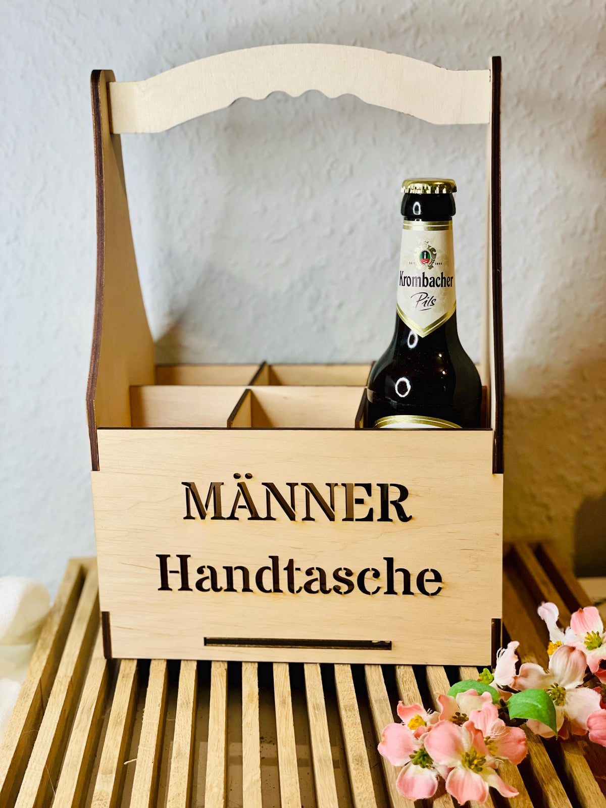 Holz-Bierträger Männerhandtasche mit 6 Bierflaschen befüllt, Das Glückswerk