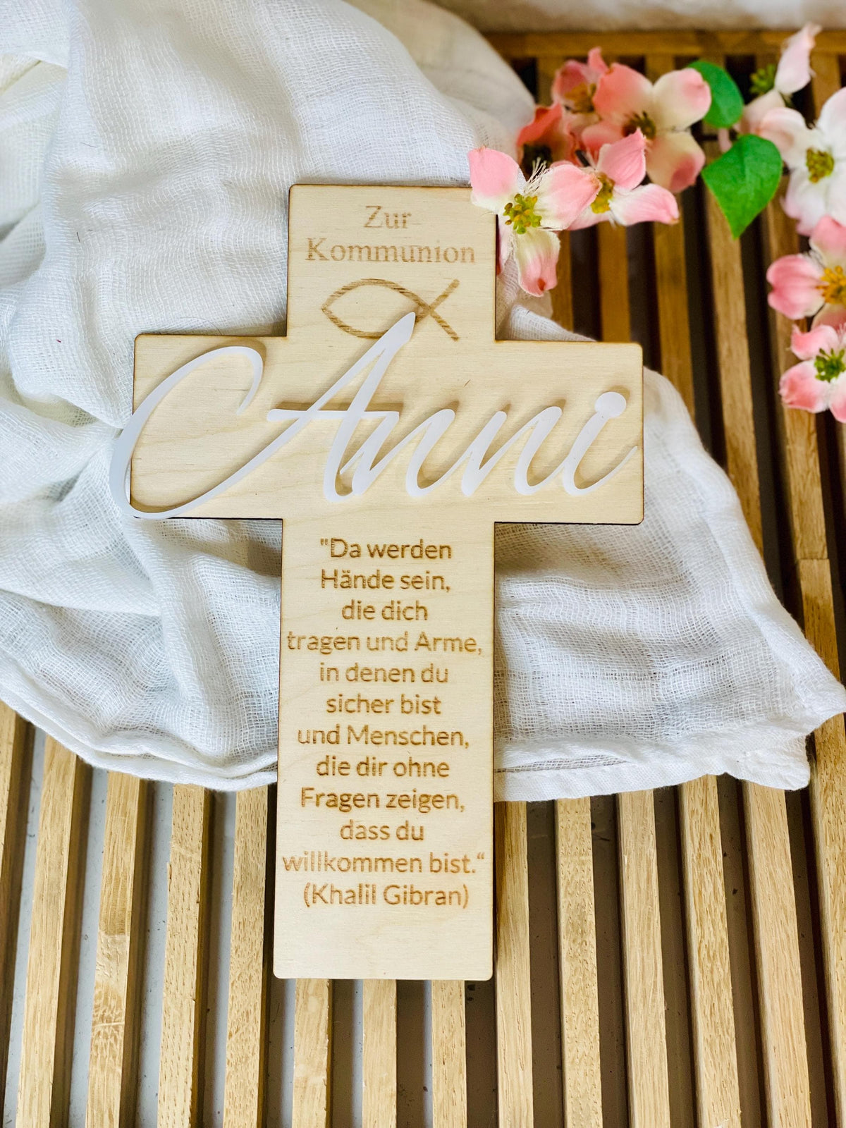 Kreuz Taufe Kommunion „Anni“ mit Blütendekoration auf Stoff