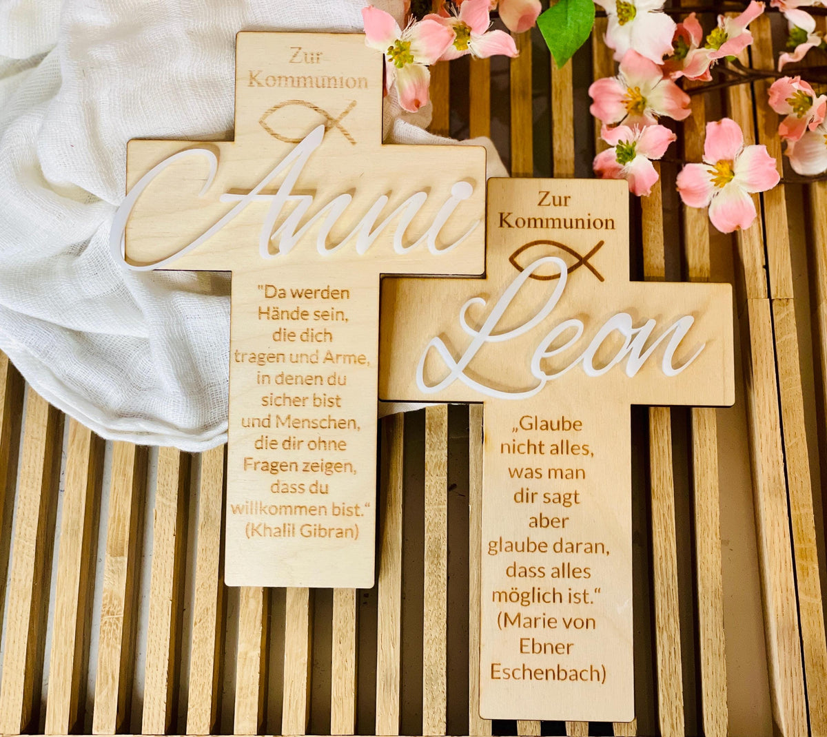 Zwei Taufkreuze aus Holz und Acrylglas mit Namen „Anni“ und „Leon“