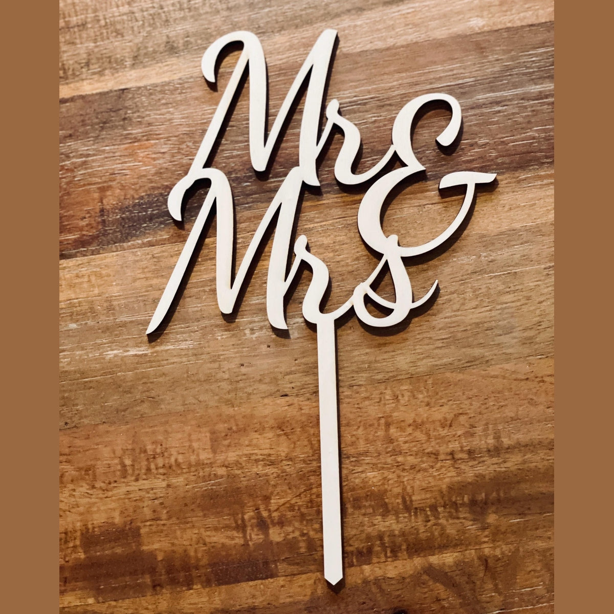 Cake topper mit "mr & Mrs" aus Holz für die Hochzeitstorte cake Topper Das Glückswerk