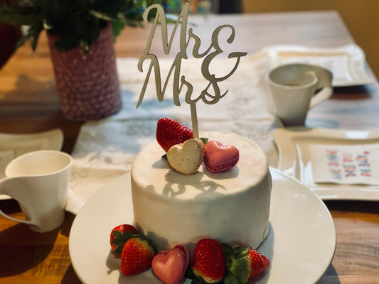 Cake topper mit "mr & Mrs" aus Holz für die Hochzeitstorte