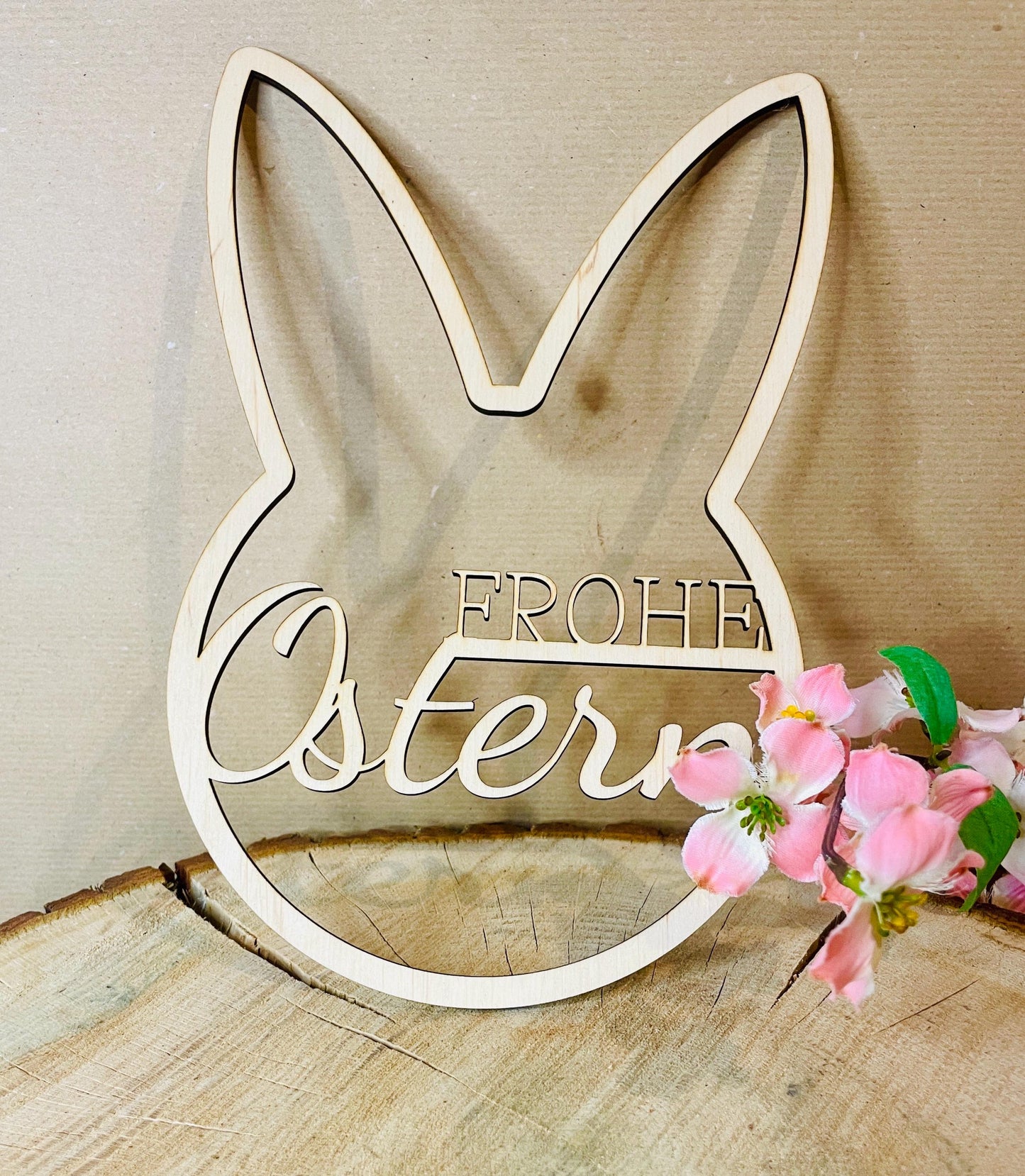 Osterhase aus Holz mit Trockenblumen Das Glückswerk