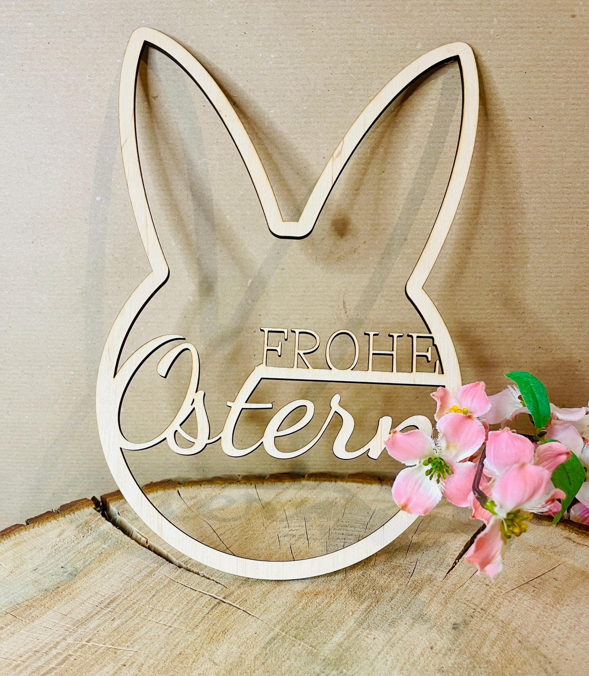 Osterhase aus Holz mit Trockenblumen Das Glückswerk