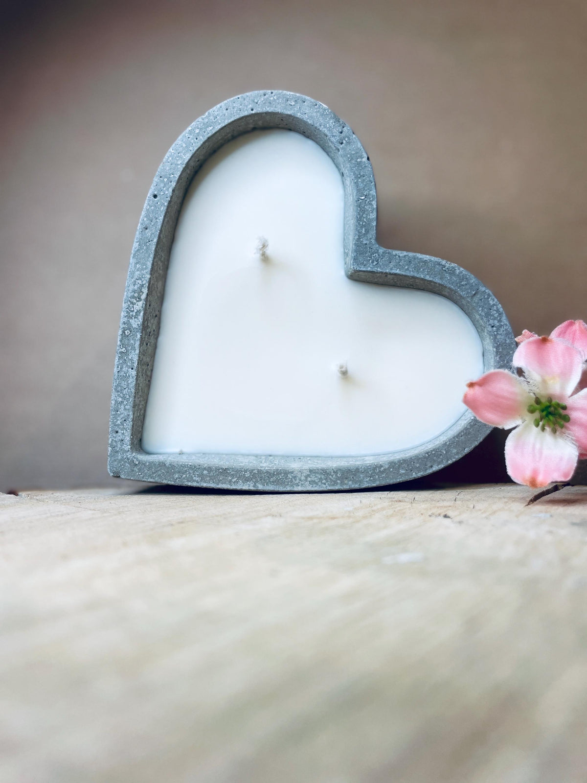 Betonlicht Herzform mit Holzdeckel, Herzkerze Beton grau, Geschenk Freundin Mama Tischdeko, DasGlueckswerk, Dekoration, Container Candles, holz, wachs, Beton, Glasfaser