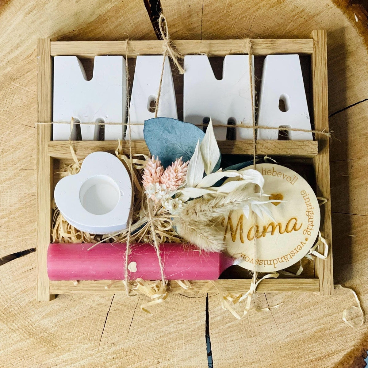 Geschenkset „Mama“ mit Kerze, Buchstaben, Plakette aus Holz, Kerzenständer und Trockenblumen Geschenkset Das Glückswerk
