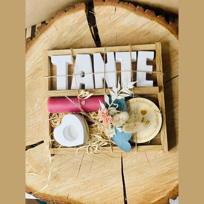 Geschenkset „Tante“ mit Kerze, Buchstaben, Plakette aus Holz, Kerzenständer und Trockenblumen Geschenkset Das Glückswerk