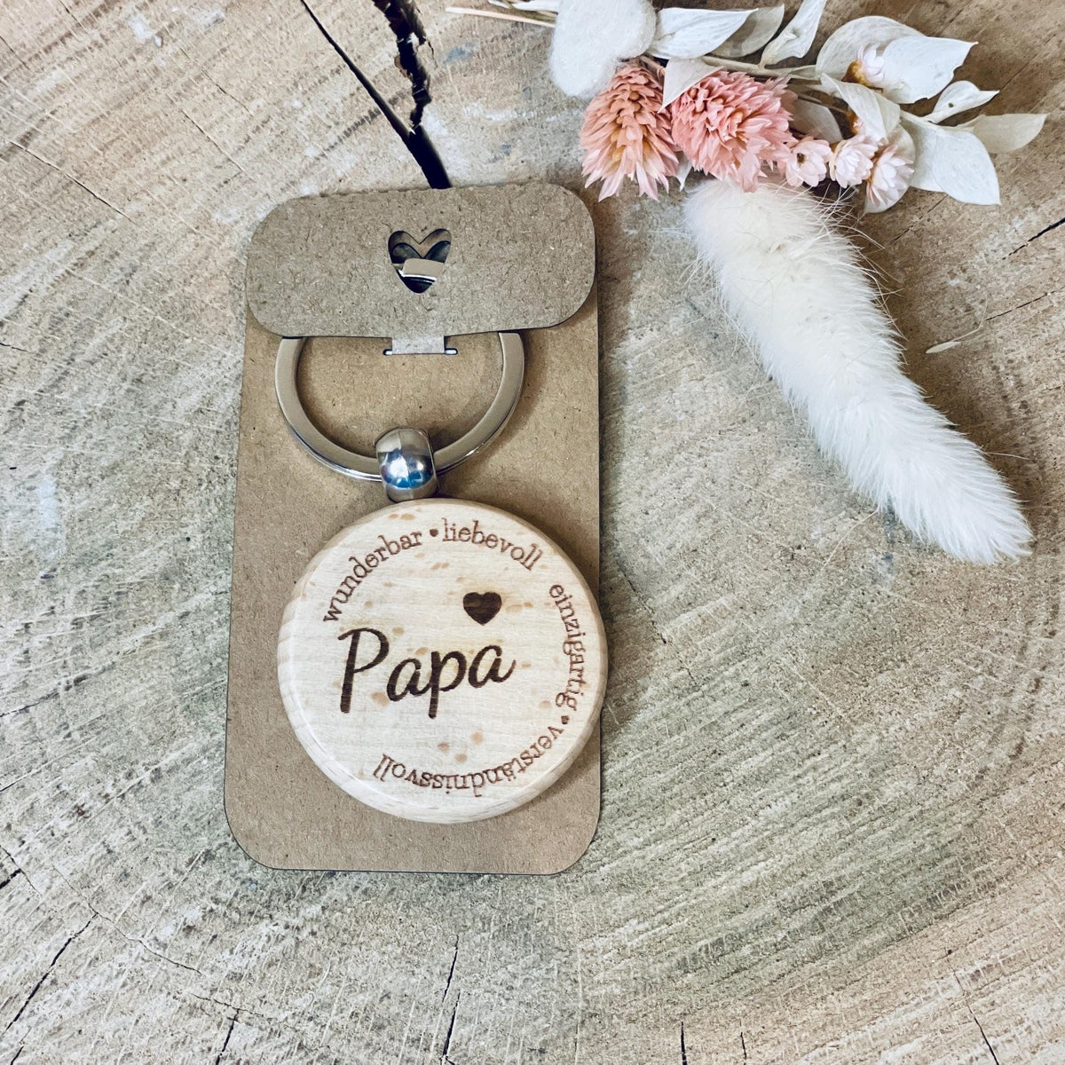 Runder Schlüsselanhänger aus Buche mama papa kumpel in geschenkbox - Glücklich steht dir gut Schlüsselanhänger Das Glückswerk