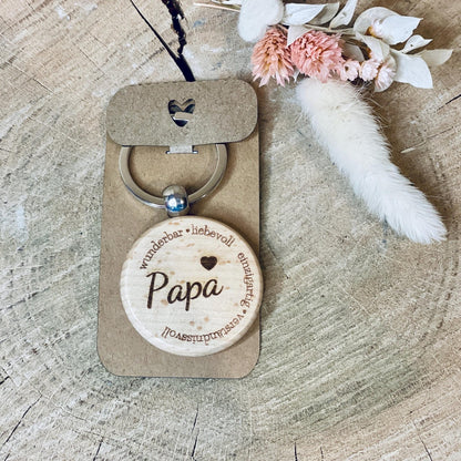 Runder Schlüsselanhänger aus Buche mama papa kumpel in geschenkbox - Glücklich steht dir gut Schlüsselanhänger Das Glückswerk