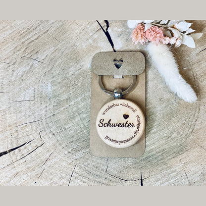 Runder Schlüsselanhänger aus Buche mama papa kumpel in geschenkbox - Glücklich steht dir gut Schlüsselanhänger Das Glückswerk