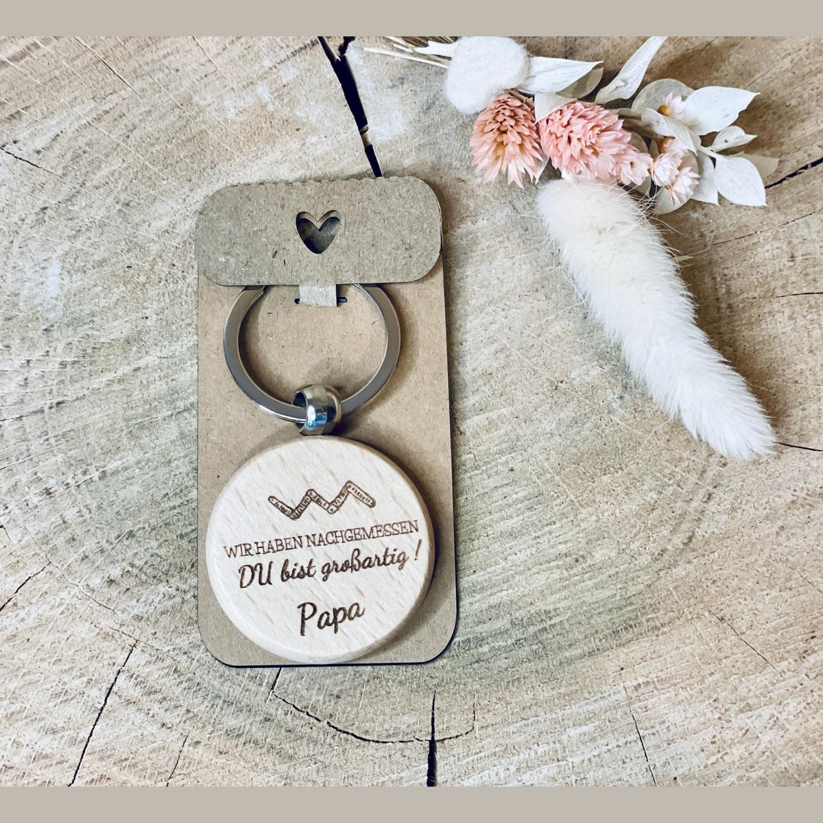 Runder Schlüsselanhänger aus Buche mama papa kumpel in geschenkbox - Glücklich steht dir gut Schlüsselanhänger Das Glückswerk