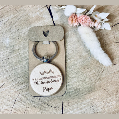Runder Schlüsselanhänger aus Buche mama papa kumpel in geschenkbox - Glücklich steht dir gut Schlüsselanhänger Das Glückswerk