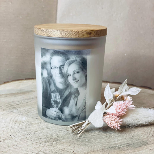 Handgemachte Kerze im Glas mit Holzdeckel und eigenem Foto schwarz weiß - Sojawachs Kerze Das Glückswerk