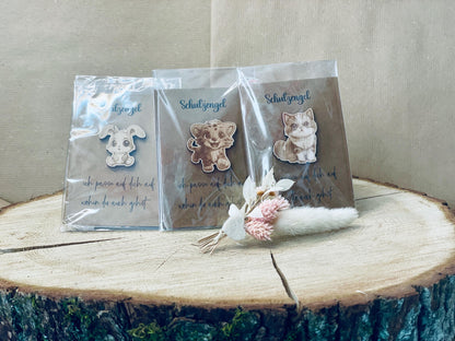 Taschenumarmung Glücksbringer Holztier, gelasert mit Spruch, kleines Geschenk, DasGlueckswerk, Dekoration, Wedding Favors, holz, papier