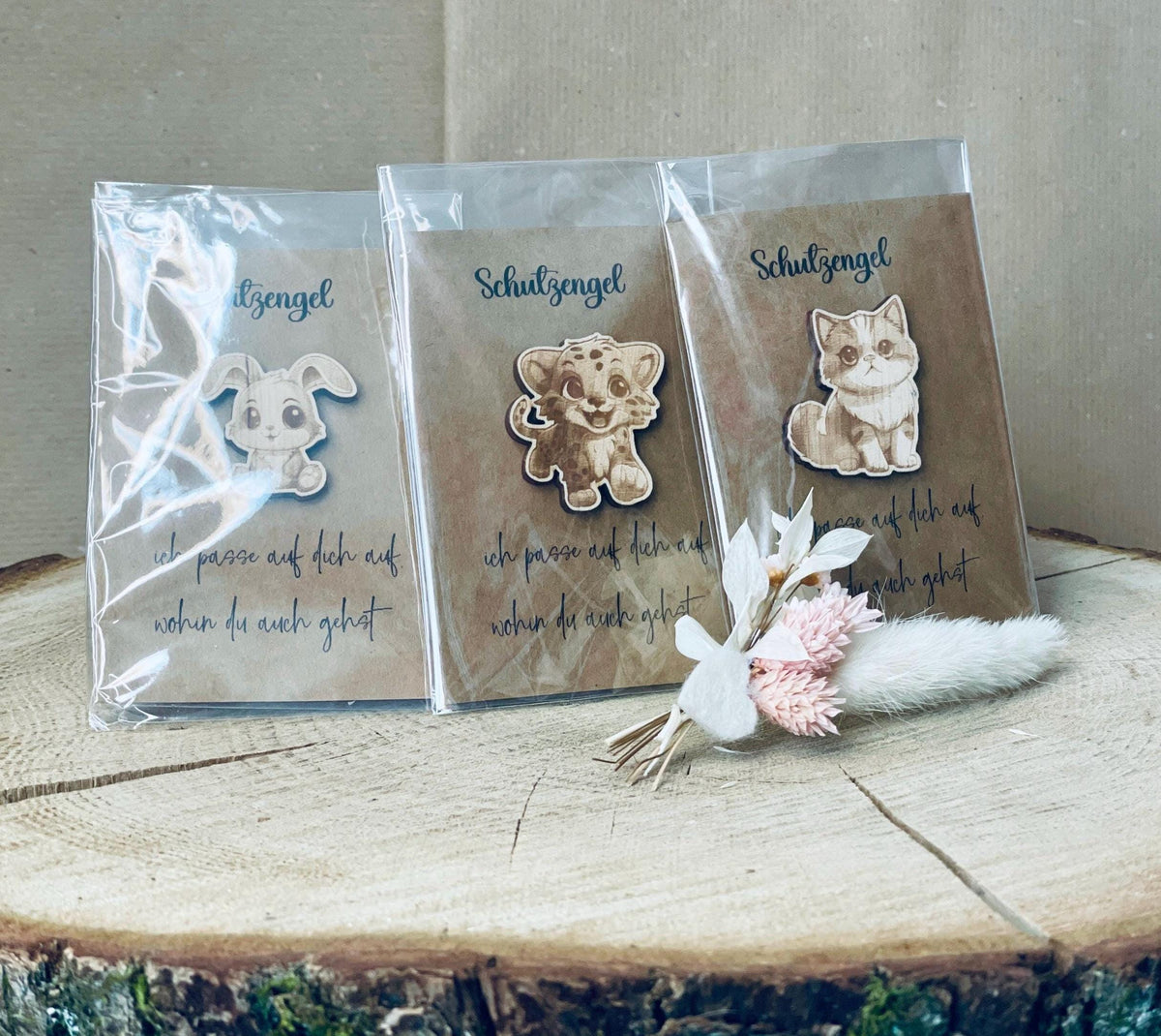 Taschenumarmung Glücksbringer Holztier, gelasert mit Spruch, kleines Geschenk, DasGlueckswerk, Dekoration, Wedding Favors, holz, papier