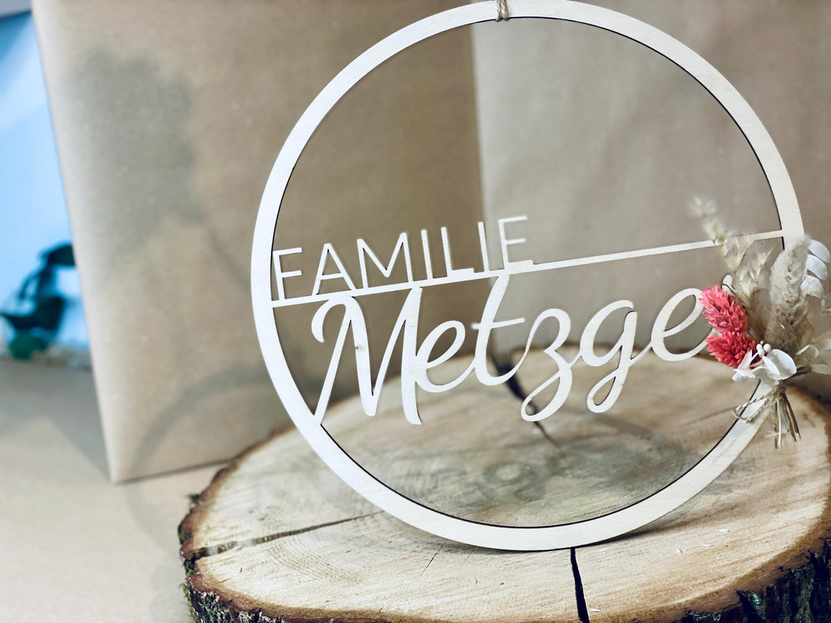 Türkranz Familienname Holz, runder Haustürkranz personalisiert, Geschenk Einzug Housewarming, DasGlueckswerk, Hochzeit & Liebe, Door Hangers, Türkranz Name, Runder Holzkranz, Kranz personalisiert, Haustürkranz Holz, Geschenk Einzug, Geschenk Umzug, Geschenk Hochzeit, Gravur Familienname, Türdeko rustikal, Haustürschild Holz, Wohnungseinweihung, Geburtstag Familie, Kranz mit Gravur