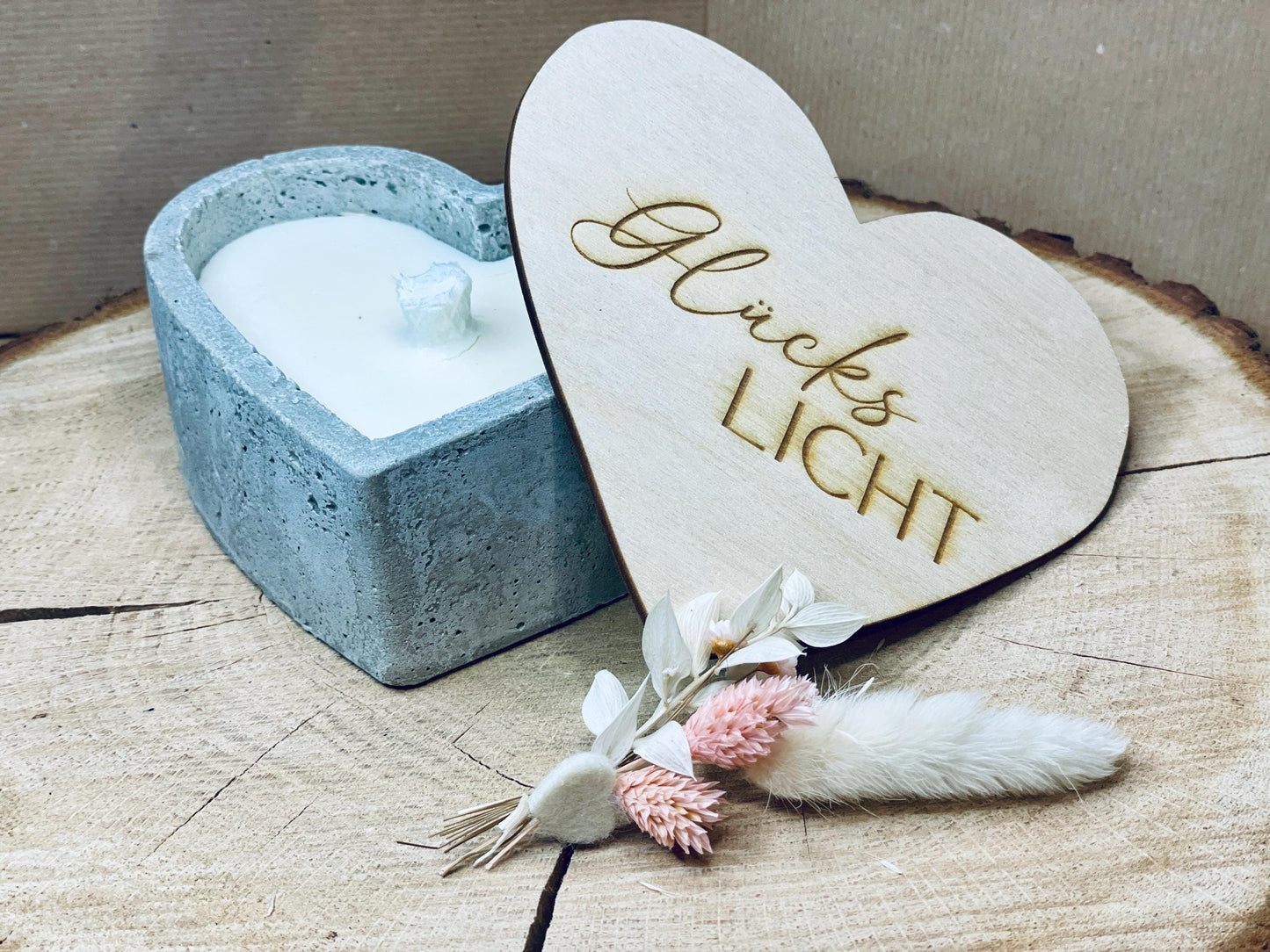 Betonlicht Herzform mit Holzdeckel, Herzkerze Beton grau, Geschenk Freundin Mama Tischdeko, DasGlueckswerk, Dekoration, Container Candles, holz, wachs, Beton, Glasfaser