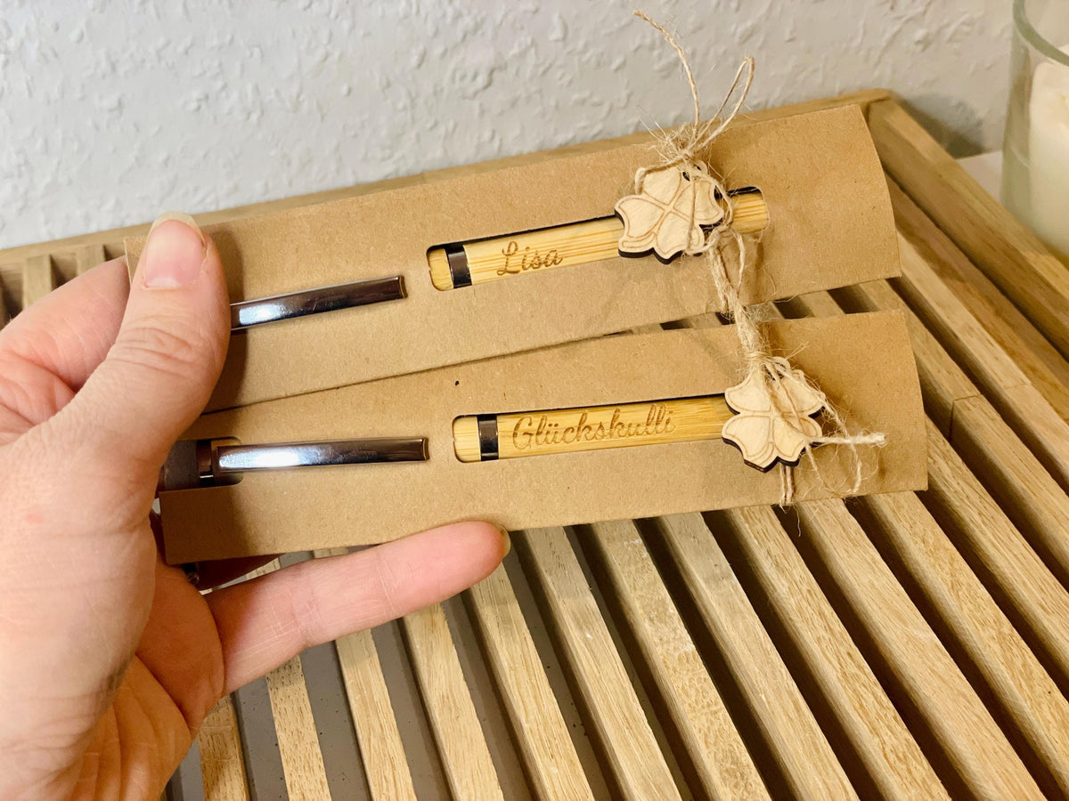 Kugelschreiber Glückskulli mit persönlicher Gravur Geschenkverpackung, DasGlueckswerk, Dekoration, Ballpoint Pens, holz
