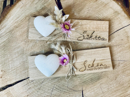 Geschenk set Brettchen mit Gravur „schön dass es dich gibt“ , weißem gemustertem Herz und bunten Trockenblumen Mitbringsel Glückswerk