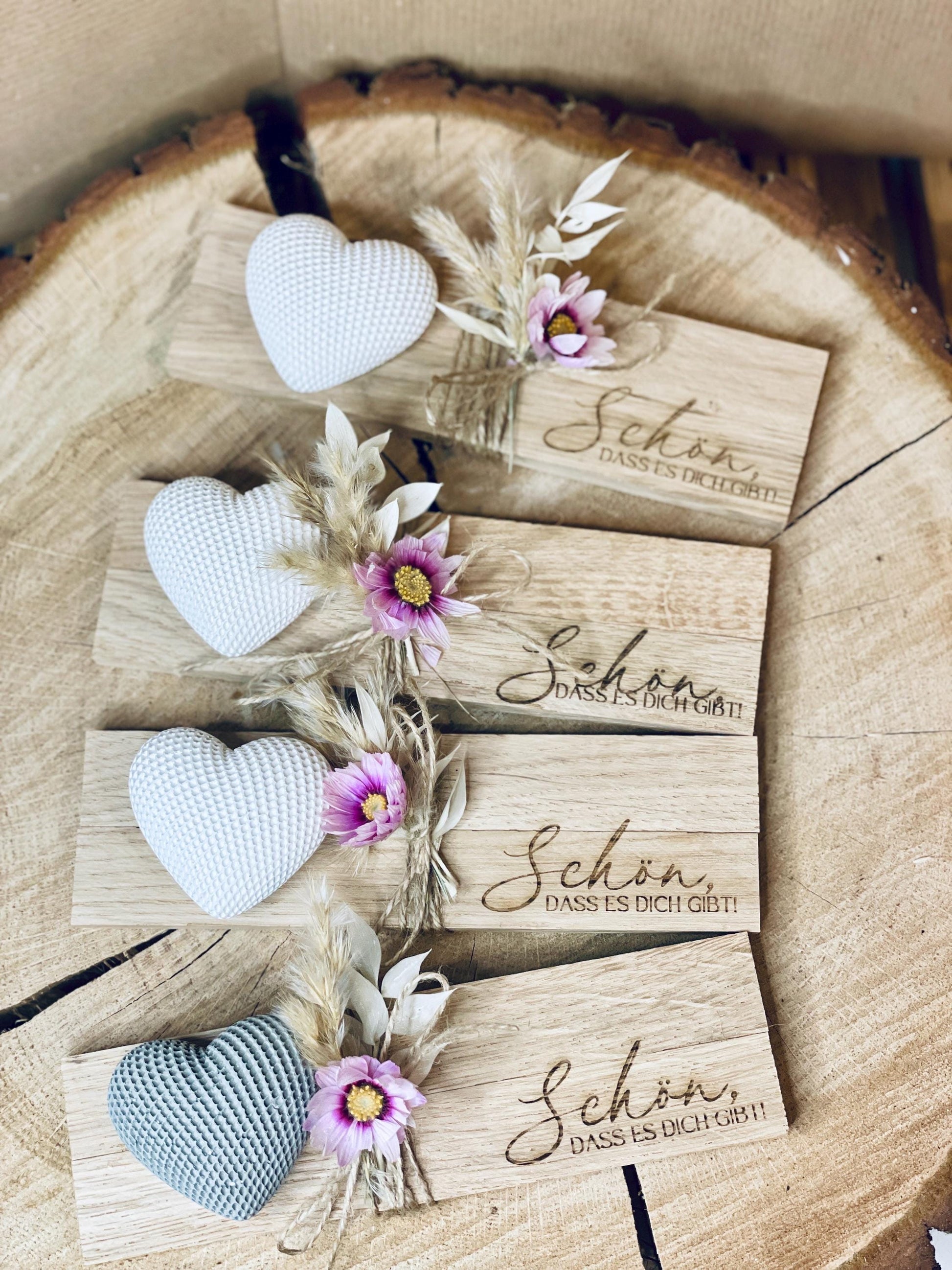 Geschenk set Brettchen mit Gravur „schön dass es dich gibt“ , weißem gemustertem Herz und bunten Trockenblumen Mitbringsel Glückswerk