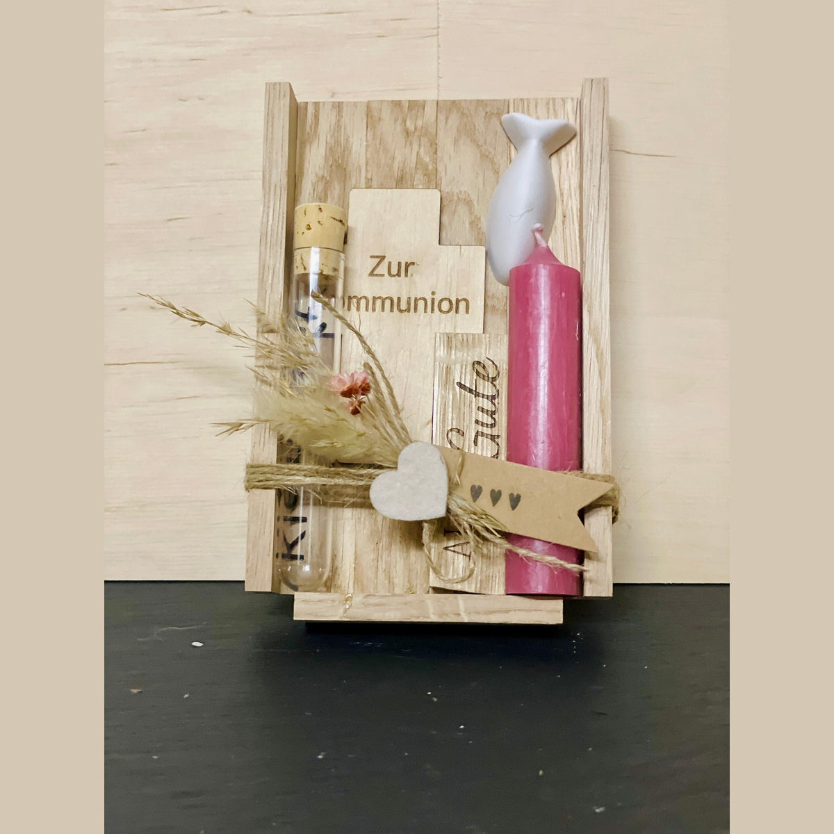 Christliches Geschenkset zur Kommunion mit Kerze, Fisch und personalisiertem Kreuz aus holz mit Röhrchen für Geldgeschenk "Wunscherfüller" Geschenkset Das Glückswerk