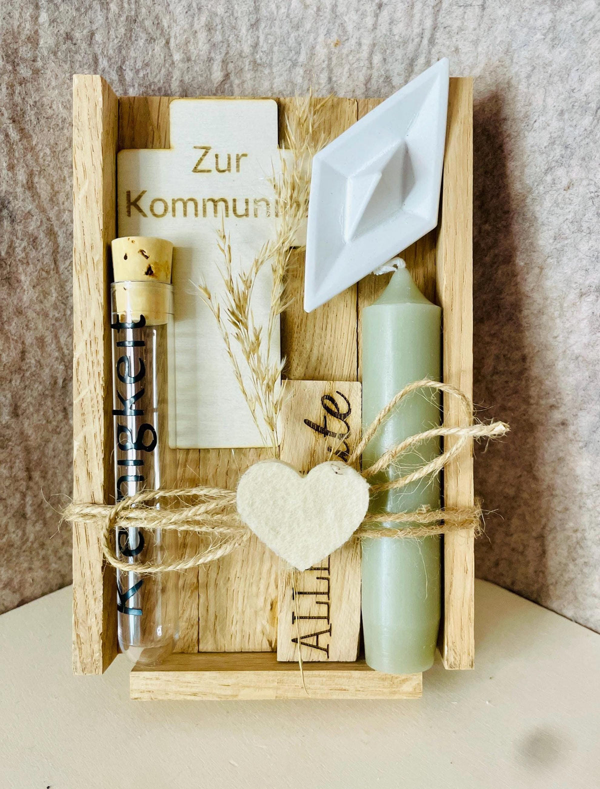Konfirmationsgeschenk-Set mit Kerze und Röhrchen, Gesamtgröße 17x11 cm – Nahaufnahme