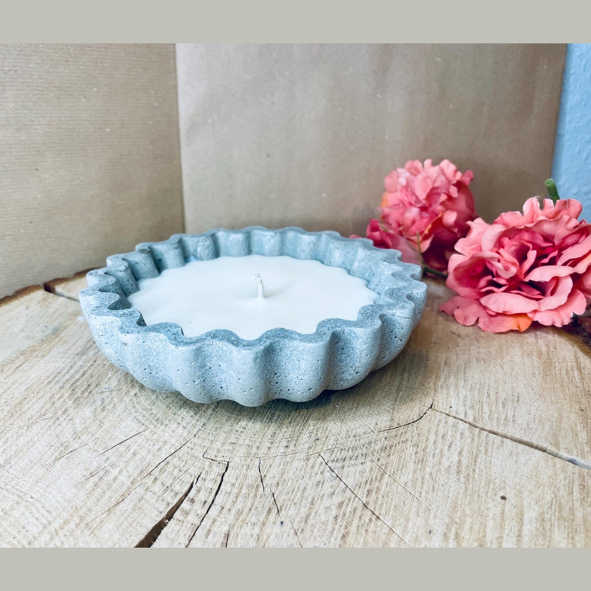 Betonkerze - edele Kerze in Blütenform im Geschenkkarton als Outdoor-Kerze oder Indoor Kerze mit Dauerdocht als Osterkerze Betonkerze Das Glückswerk