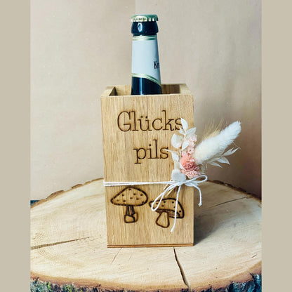 Flaschenbox aus Holz mit Gravur “Glückspilz” Flaschenbox Das Glückswerk