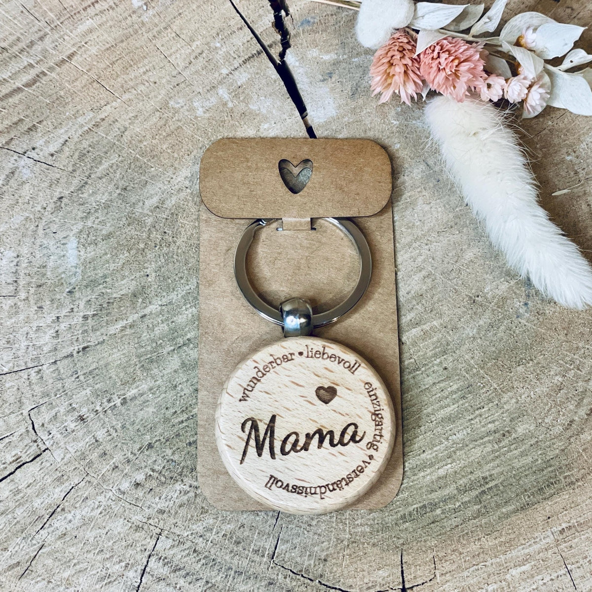 Runder Schlüsselanhänger aus Buche mama papa kumpel in geschenkbox - Glücklich steht dir gut Schlüsselanhänger Das Glückswerk
