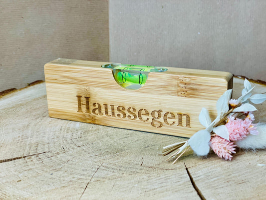Multifunktionale Wasserwaage mit Zentimetermaß und Flaschenöffner