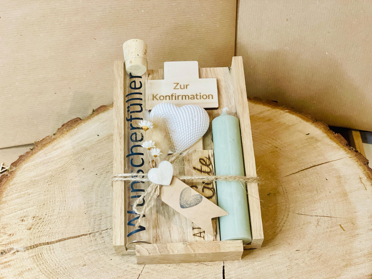 Kommunionsgeschenk, Detailansicht des gravierten Kreuzes