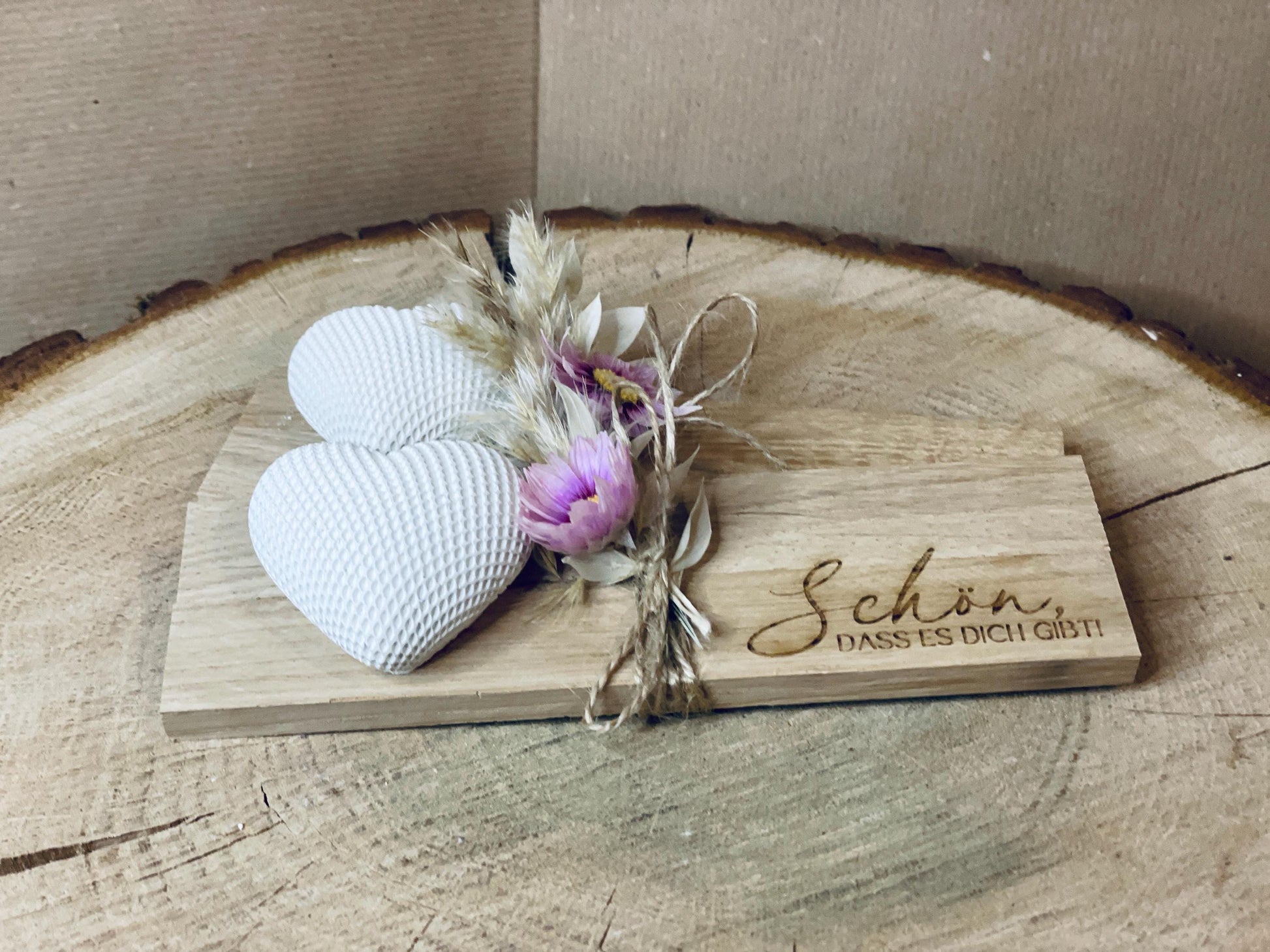 Geschenk set Brettchen mit Gravur „schön dass es dich gibt“ , weißem gemustertem Herz und bunten Trockenblumen Mitbringsel Glückswerk