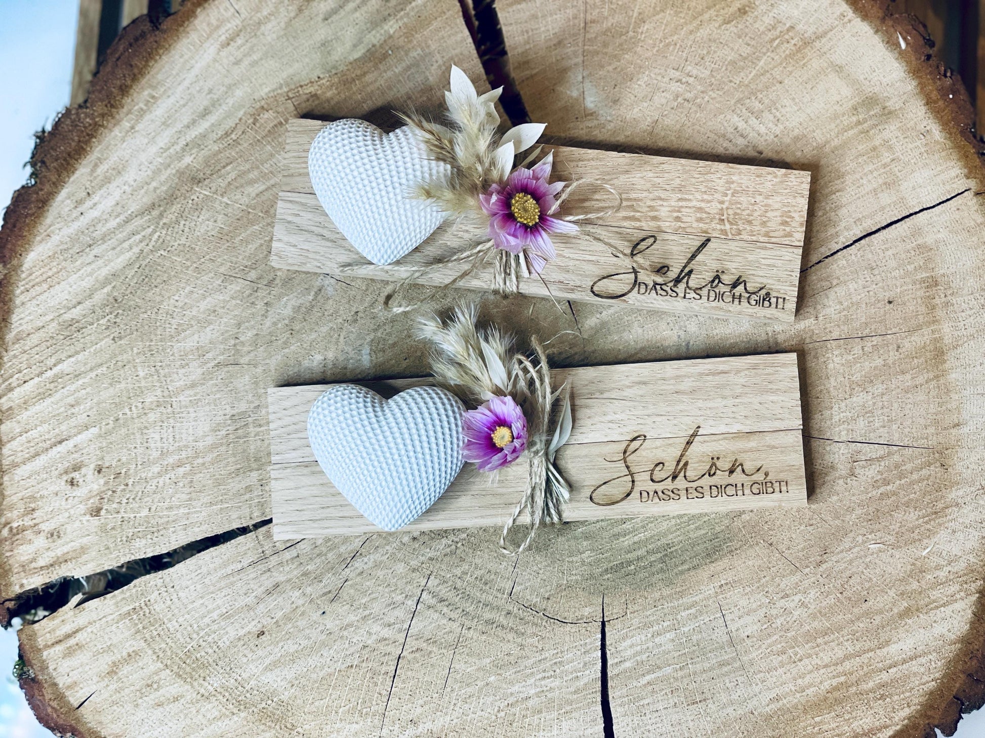 Geschenk set Brettchen mit Gravur „schön dass es dich gibt“ , weißem gemustertem Herz und bunten Trockenblumen Mitbringsel Glückswerk
