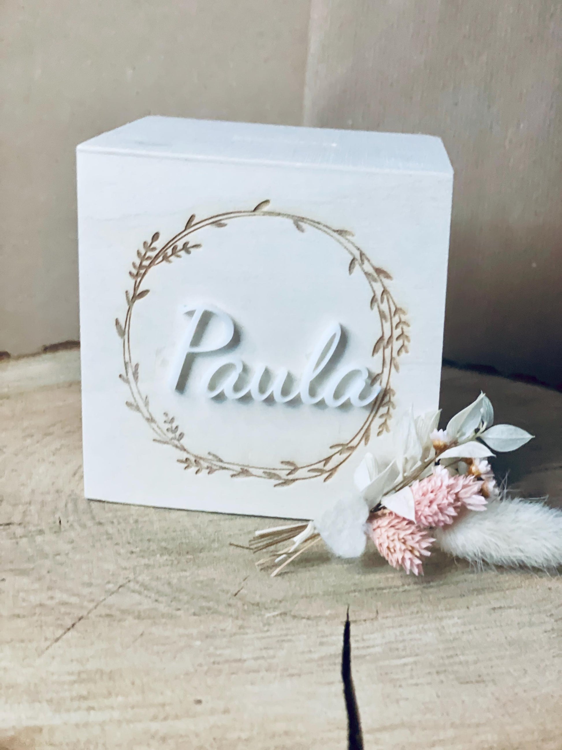Personalisierte Spardose für Kinder mit blumenkranz aus Holz und individuellem Namen aus Acrylglas Spardose Das Glückswerk
