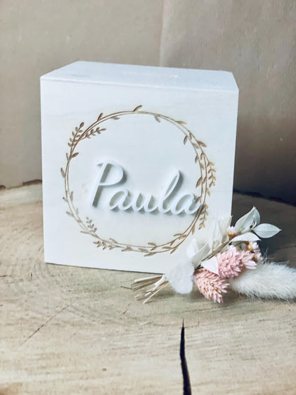Personalisierte Spardose für Kinder mit blumenkranz aus Holz und individuellem Namen aus Acrylglas Spardose Das Glückswerk