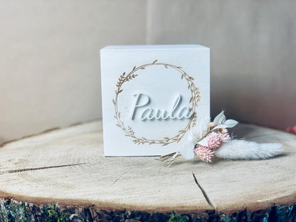 Personalisierte Spardose für Kinder mit blumenkranz aus Holz und individuellem Namen aus Acrylglas Spardose Das Glückswerk