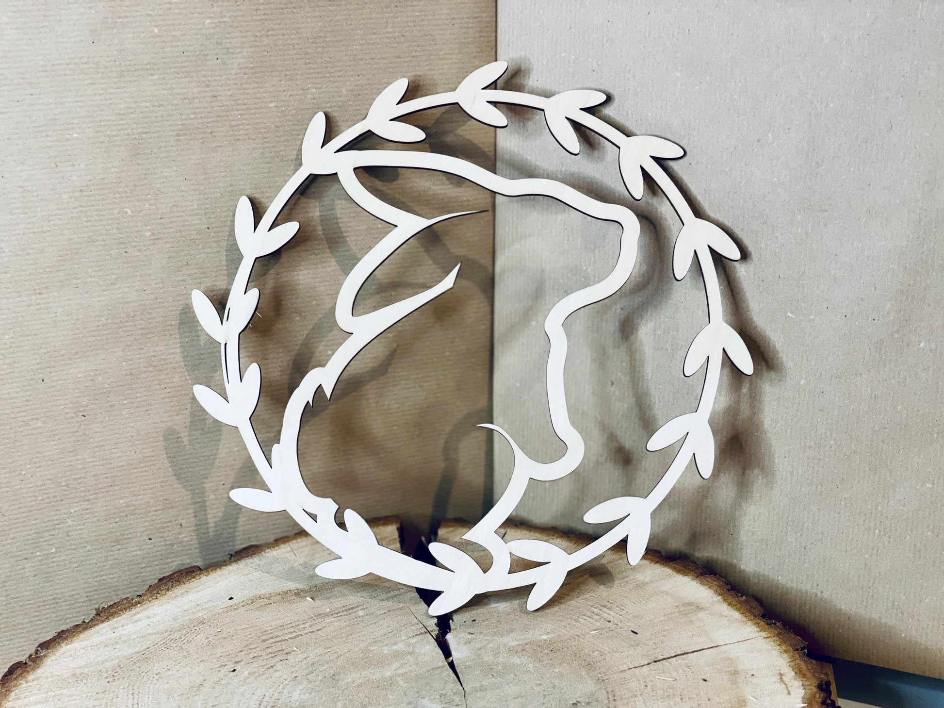 olz-Osterhasen-Kranz 25 cm – Türdekoration, rustikale Frühlings- und Osterdekoration Das Glückswerk