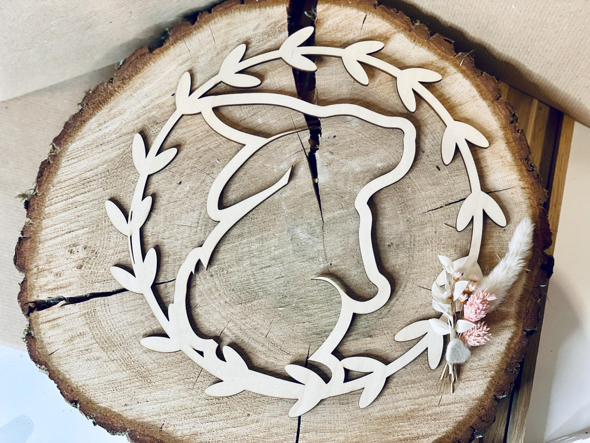 floraler kranz aus Holz mit Osterhasen als Türkranz dekoration für Ostern - handarbeit mitTrockeblumen