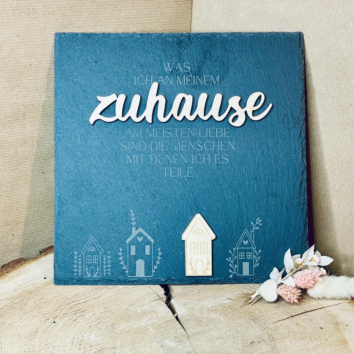 Schiefertafel "Zuhause mit den Menschen, die ich liebe" – Eine liebevolle Tafel aus Schiefer und Holz Schild Das Glückswerk