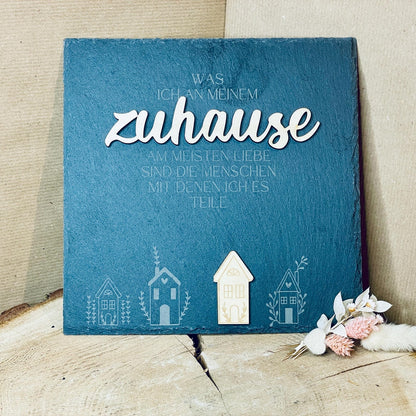 Schiefertafel "Zuhause mit den Menschen, die ich liebe" – Eine liebevolle Tafel aus Schiefer und Holz Schild Das Glückswerk