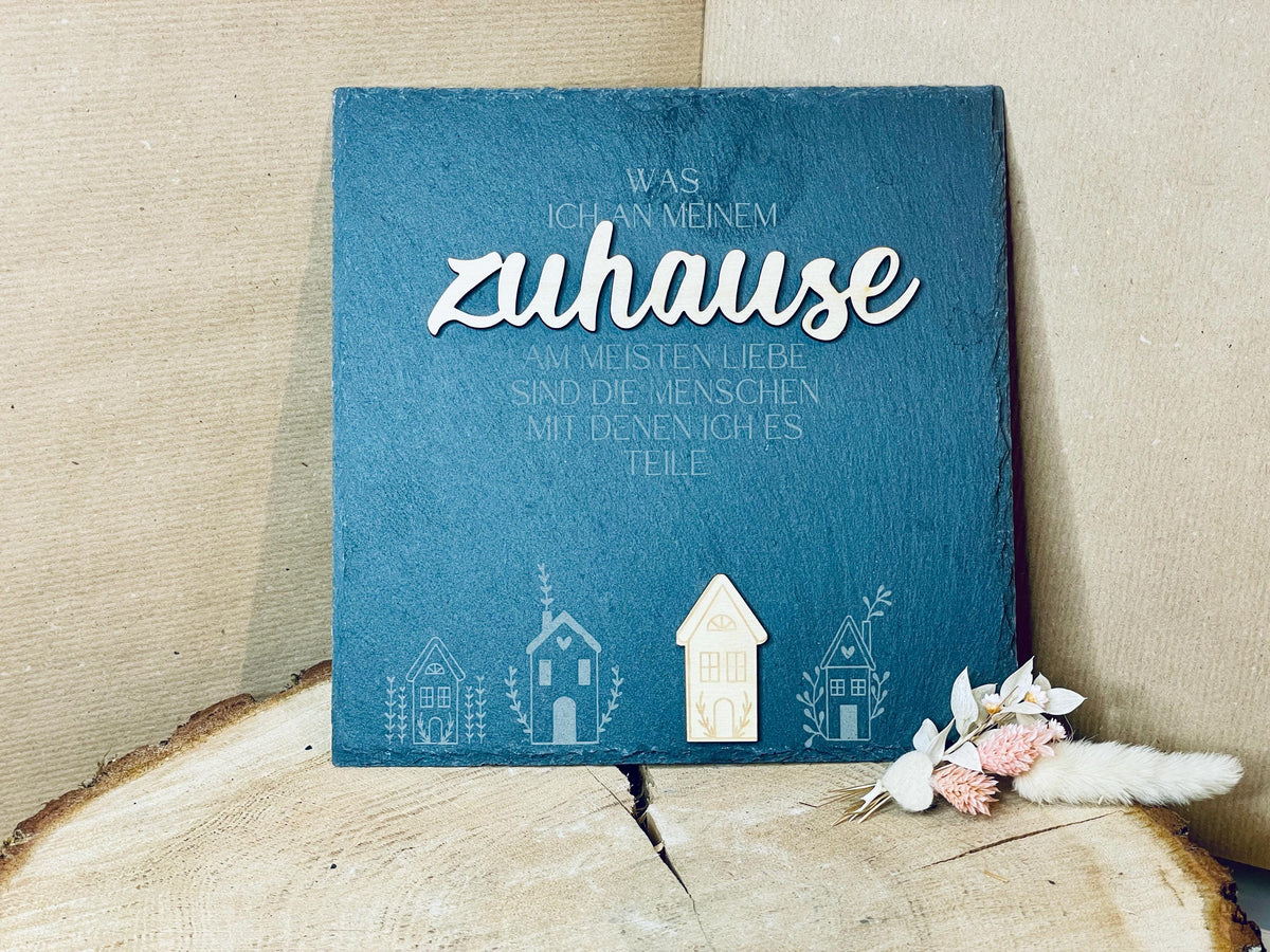 Schiefertafel Zuhause mit Holzschriftzug, freigestellt auf heller Fläche