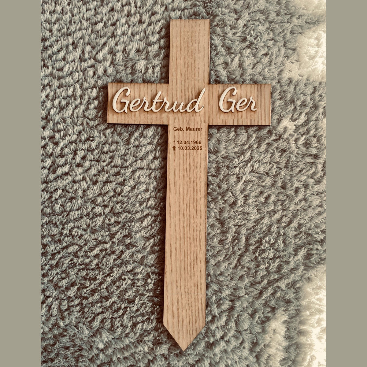 Kreuz vorläufiger Grabstein provisorisches grabreuz aus Holz 40 cm mit weißem oder Schwarzem Namen aus Acryl Kreuz Das Glückswerk